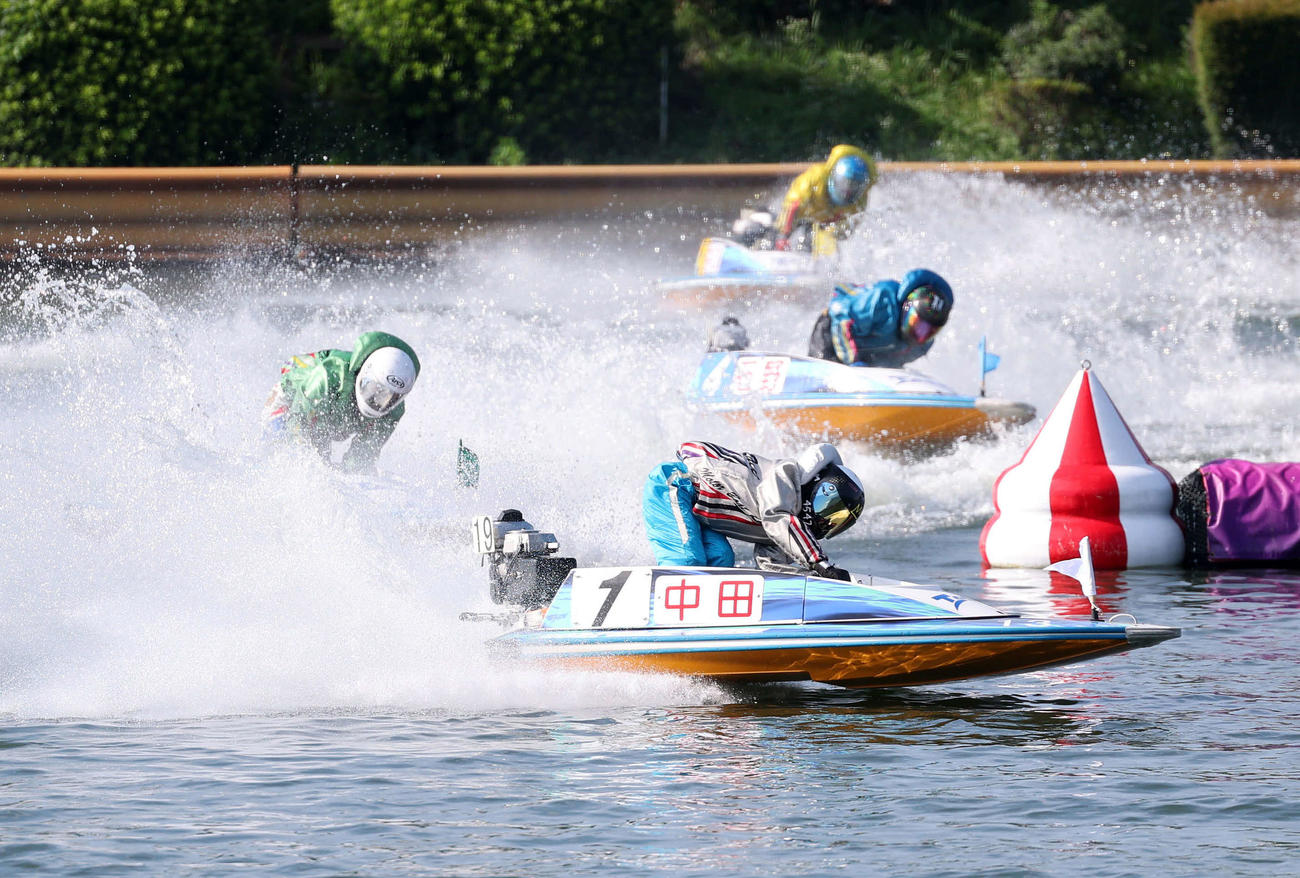 戸田11R　準決勝戦を制した中田（手前）（撮影・鈴木正人）