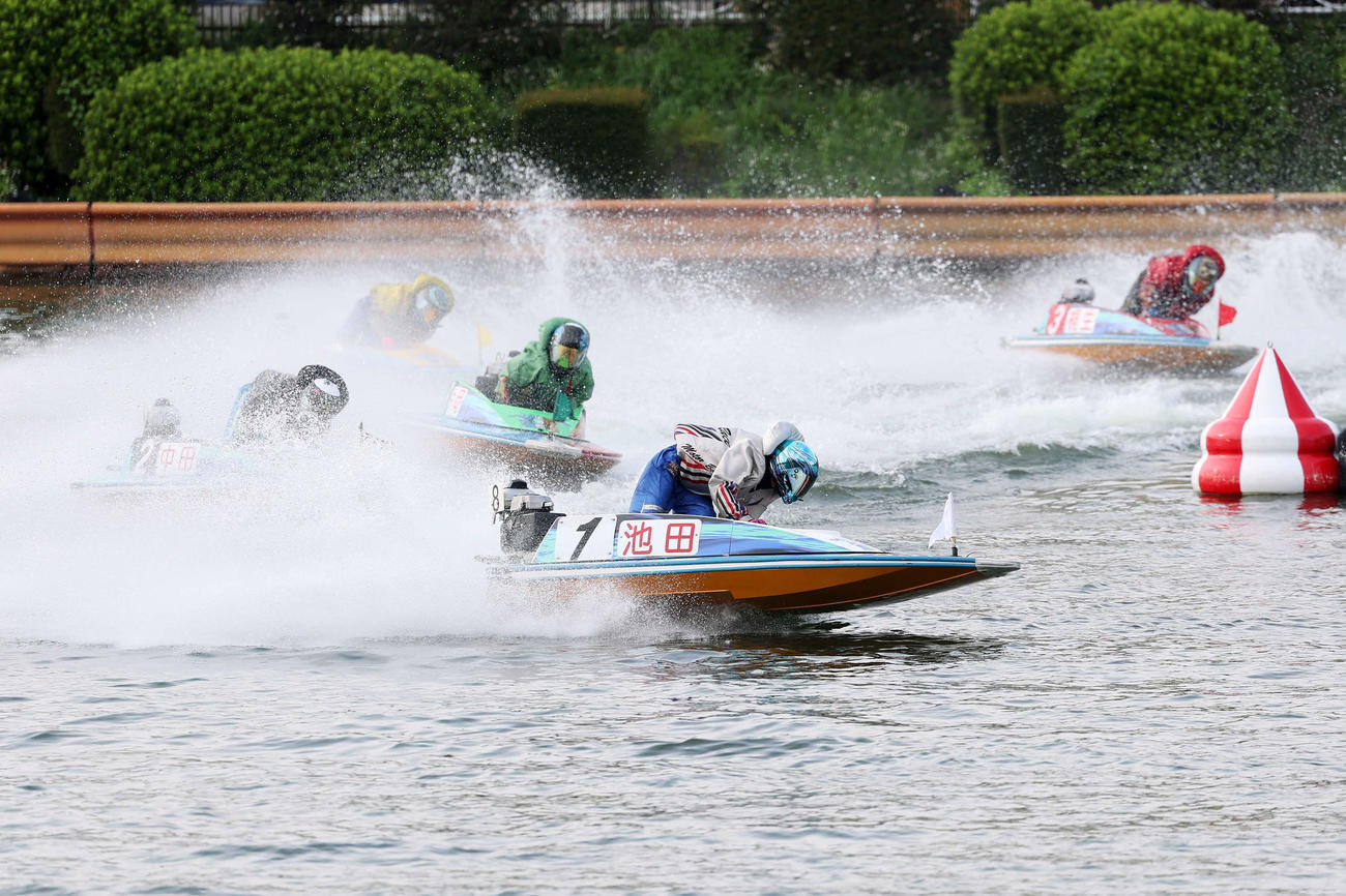 戸田12R　優勝戦を制した池田（手前）の1周2M（撮影・鈴木正人）