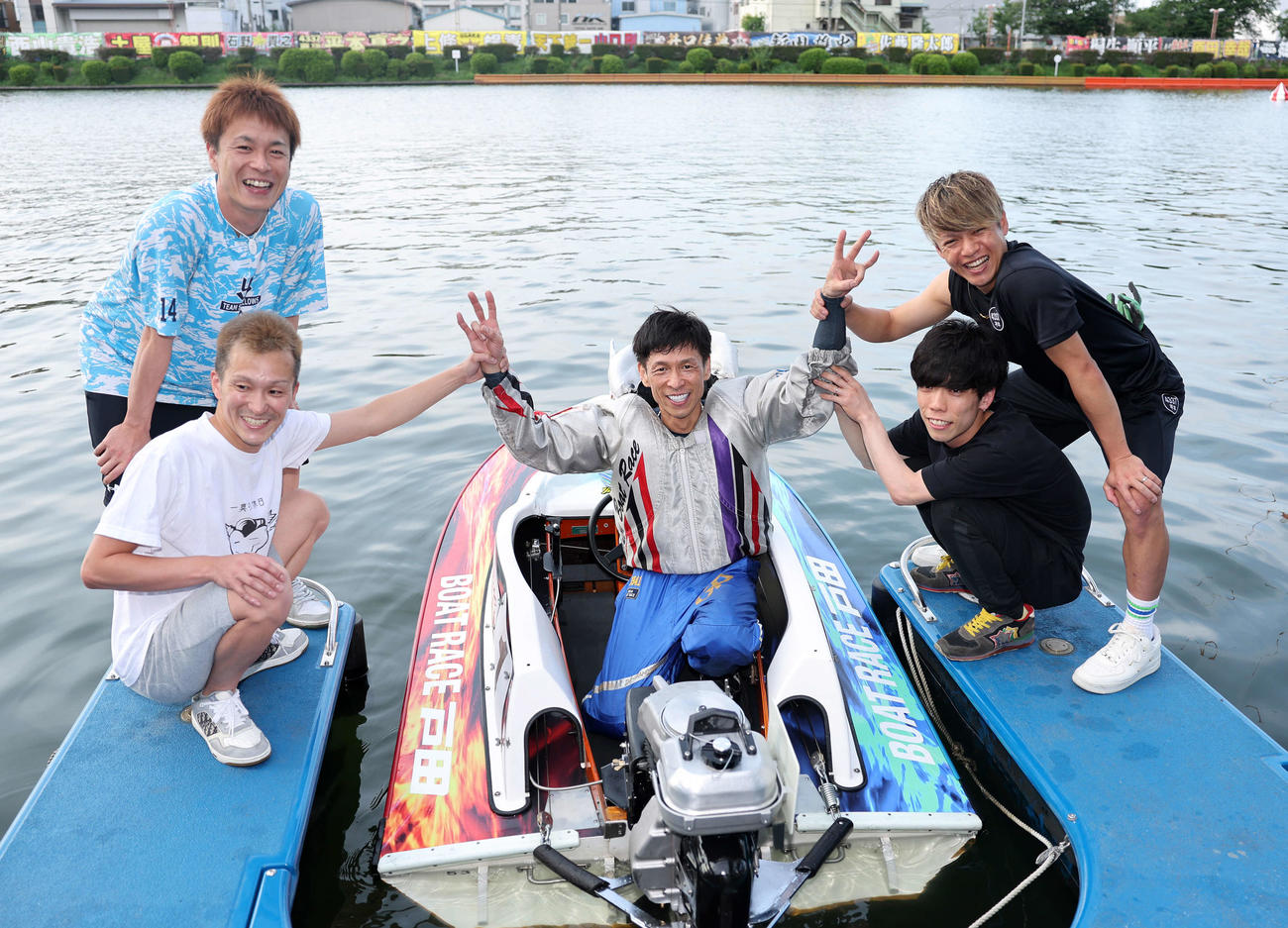 優勝し祝福される池田（中央）（撮影・鈴木正人）