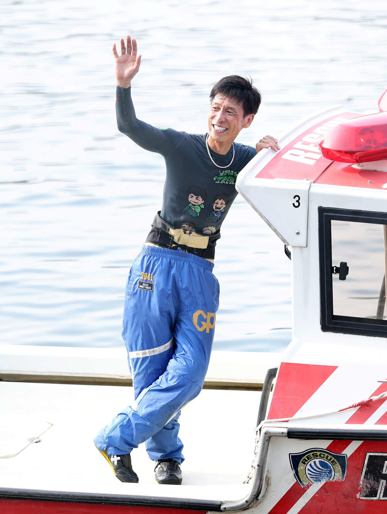 ウイニングランでファンに手を振る池田（撮影・鈴木正人）