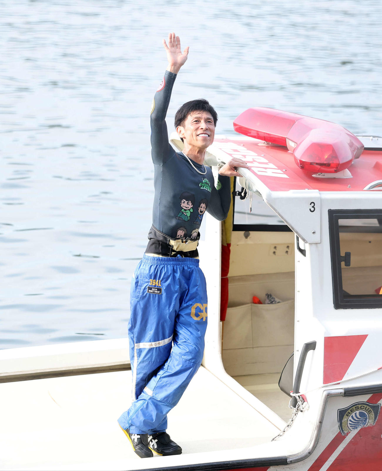 ウイニングランでファンに手を振る池田（撮影・鈴木正人）