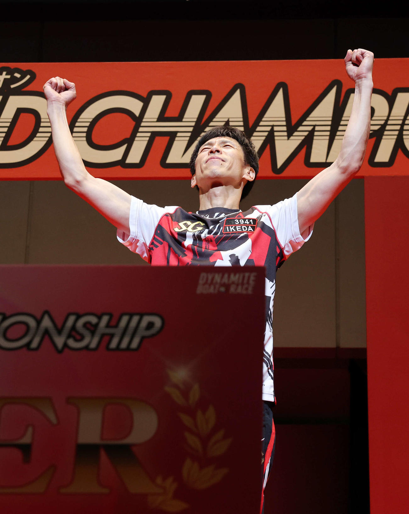 優勝しガッツポーズする池田（撮影・鈴木正人）
