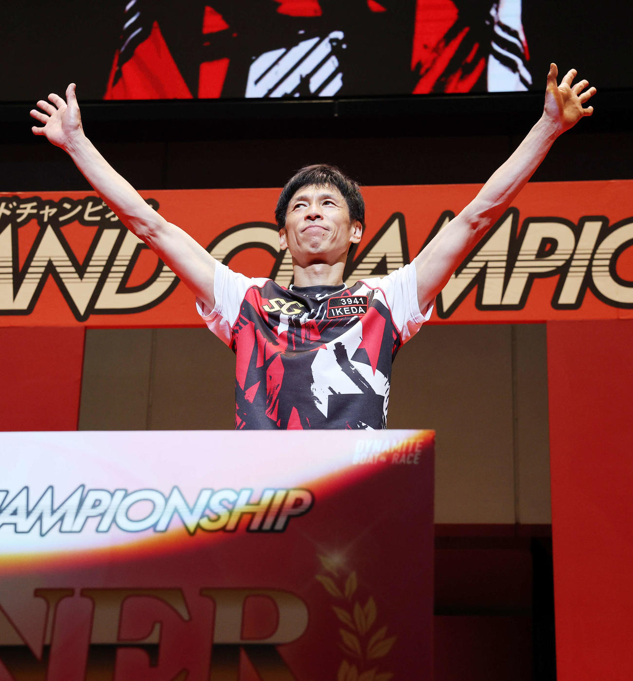 優勝しファンに手を振る池田（撮影・鈴木正人）