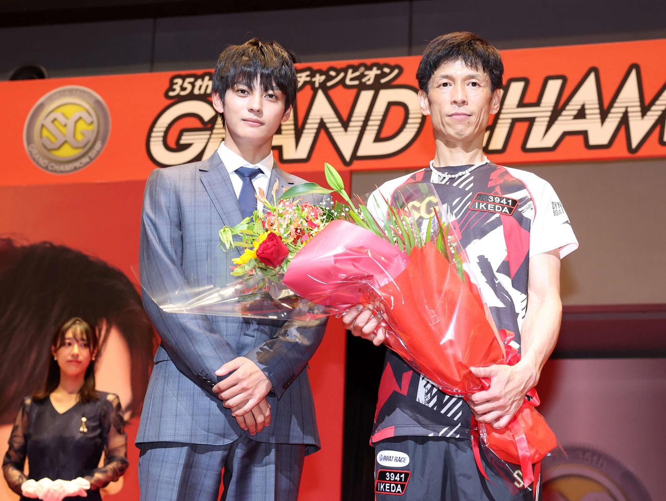 優勝し写真に納まる池田（右）と神尾楓珠（撮影・鈴木正人）