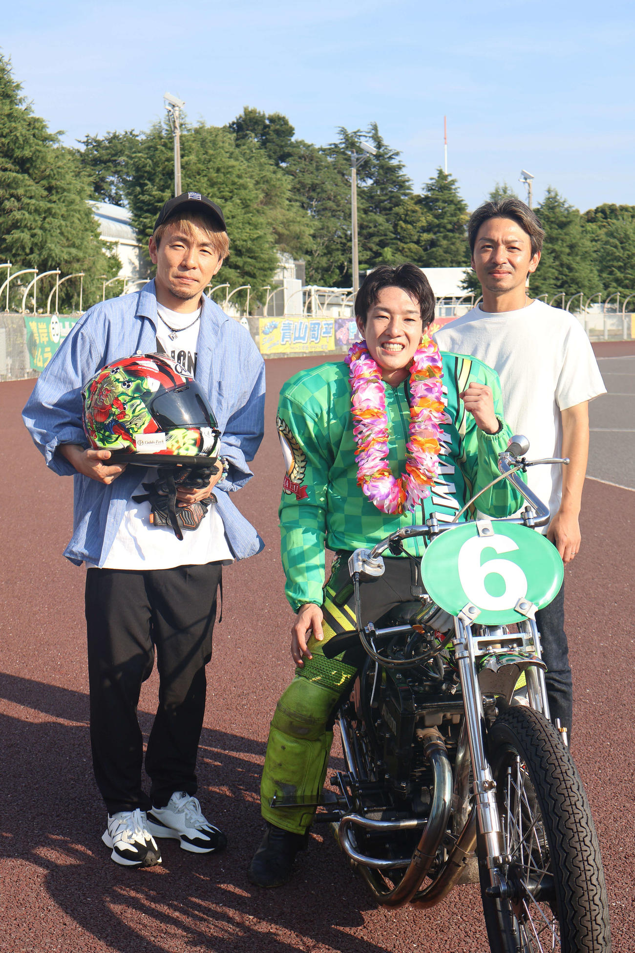 黒川京介は岩田裕臣（左）と中山透に囲まれガッツポーズ