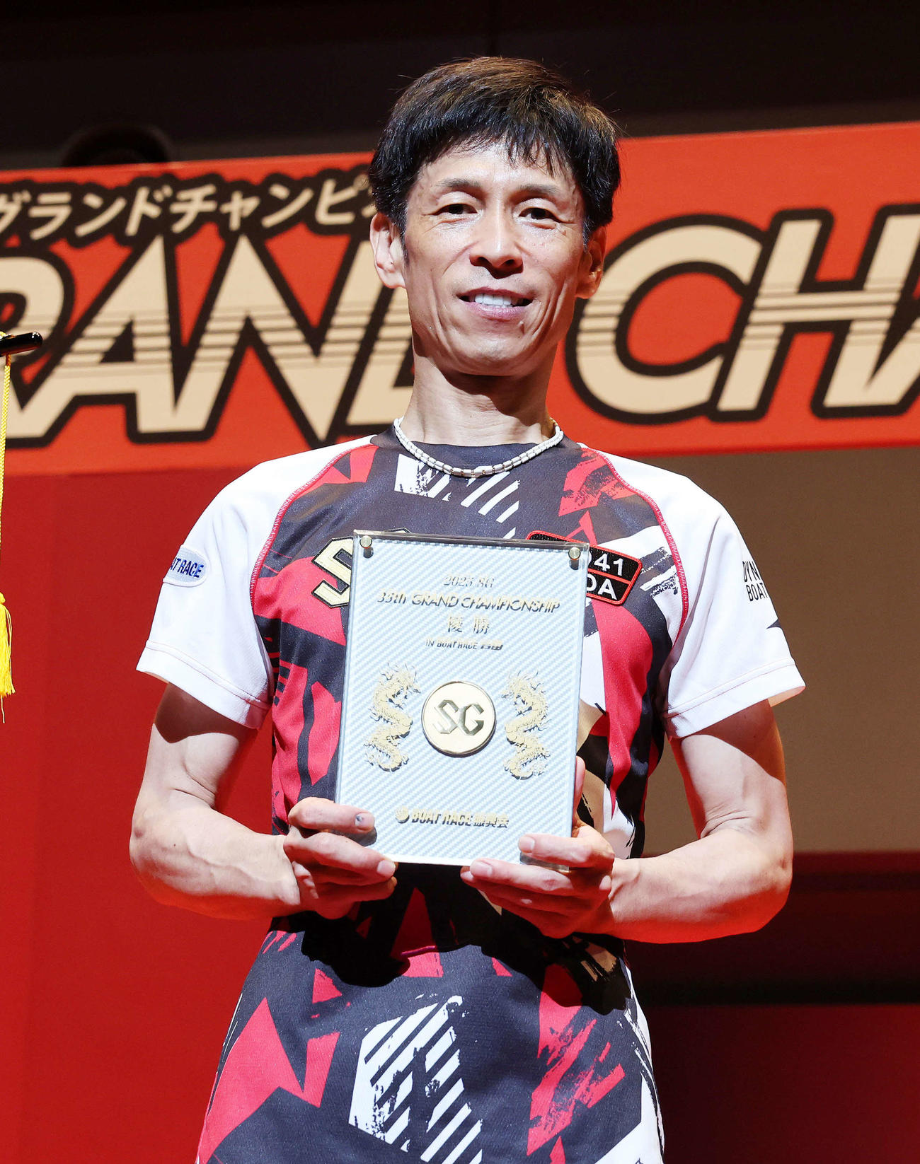 優勝楯を手に笑顔を見せる池田（撮影・鈴木正人）