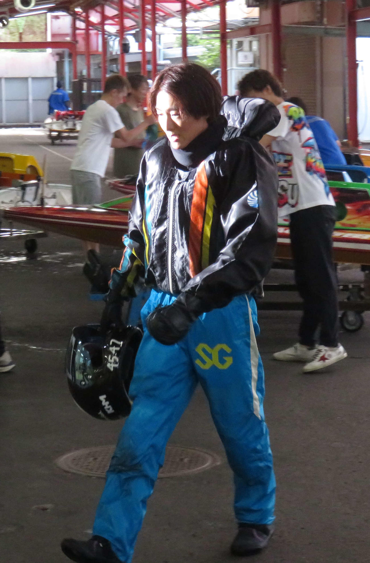 うつむきながらピットに引き揚げる中田竜太