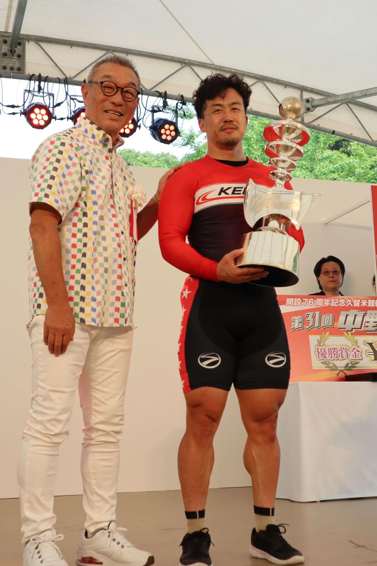 10年ぶりにG3を制した南修二は中野浩一氏（左）の祝福を受ける