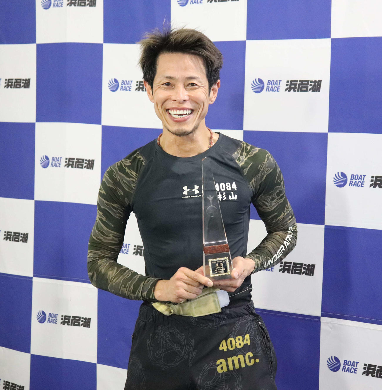 杉山正樹が今年初優勝を飾って、満面の笑み