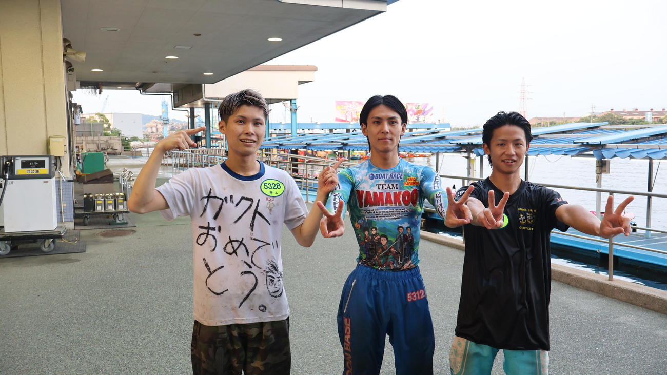 デビュー初1着を飾った川辺郭人（中央）を曰く同期133期の井上慧人（左）と小林京平（右）