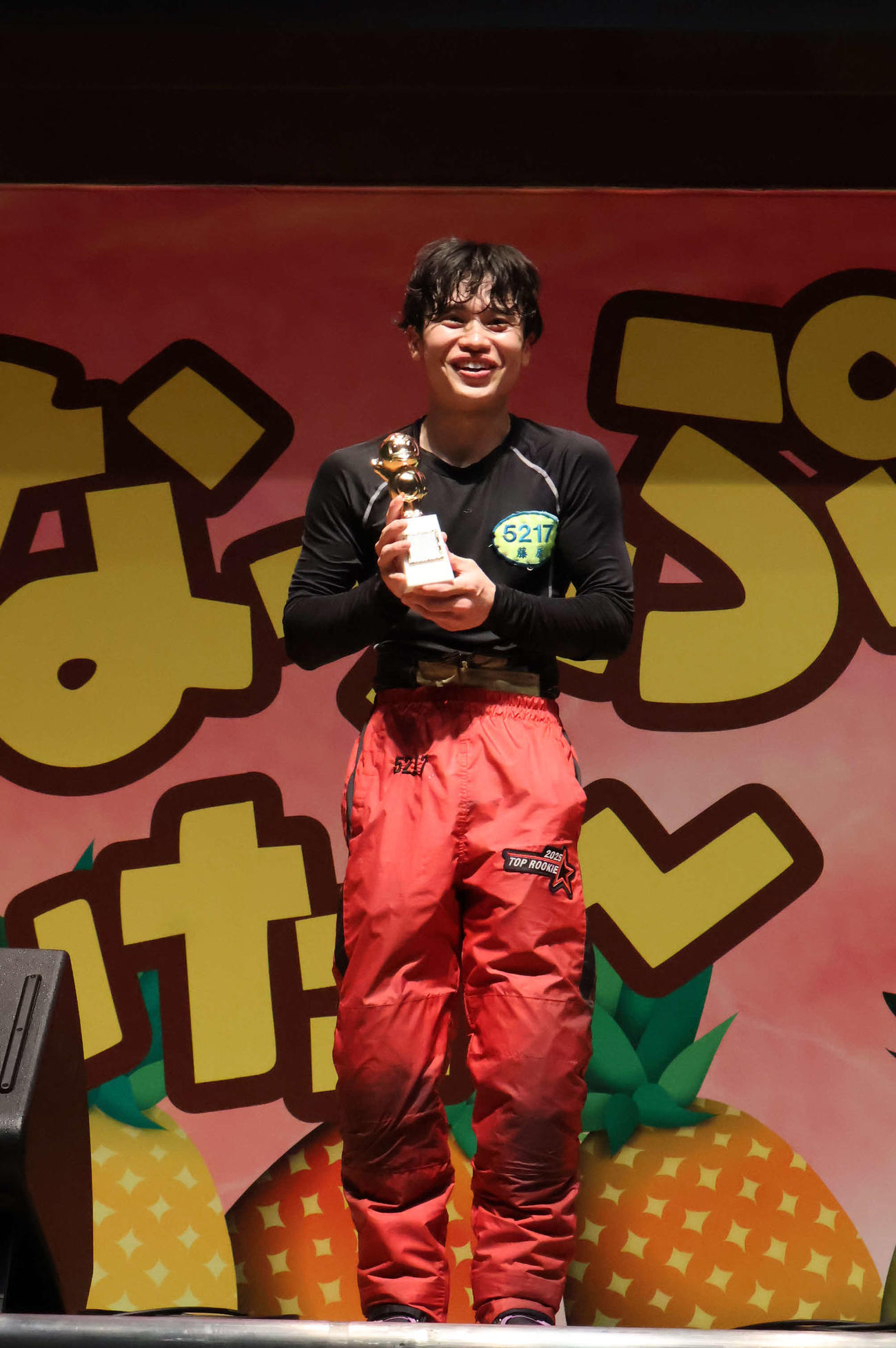 藤原碧生がまくり差しで優勝し、かっぱくんトロフィーを手に笑顔を見せた