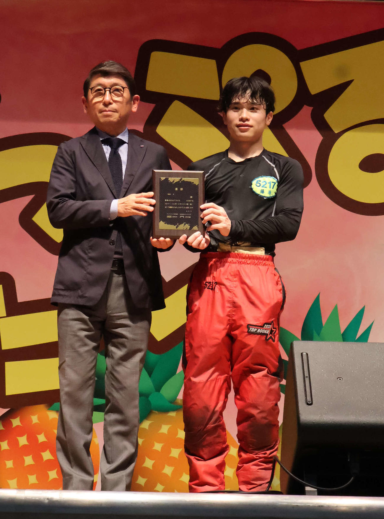 まくり差しで優勝した藤原碧生（右）が優勝盾を披露した