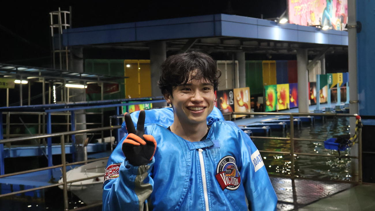 藤原碧生がまくり差しで優勝し、ピットに戻って笑顔でVサイン