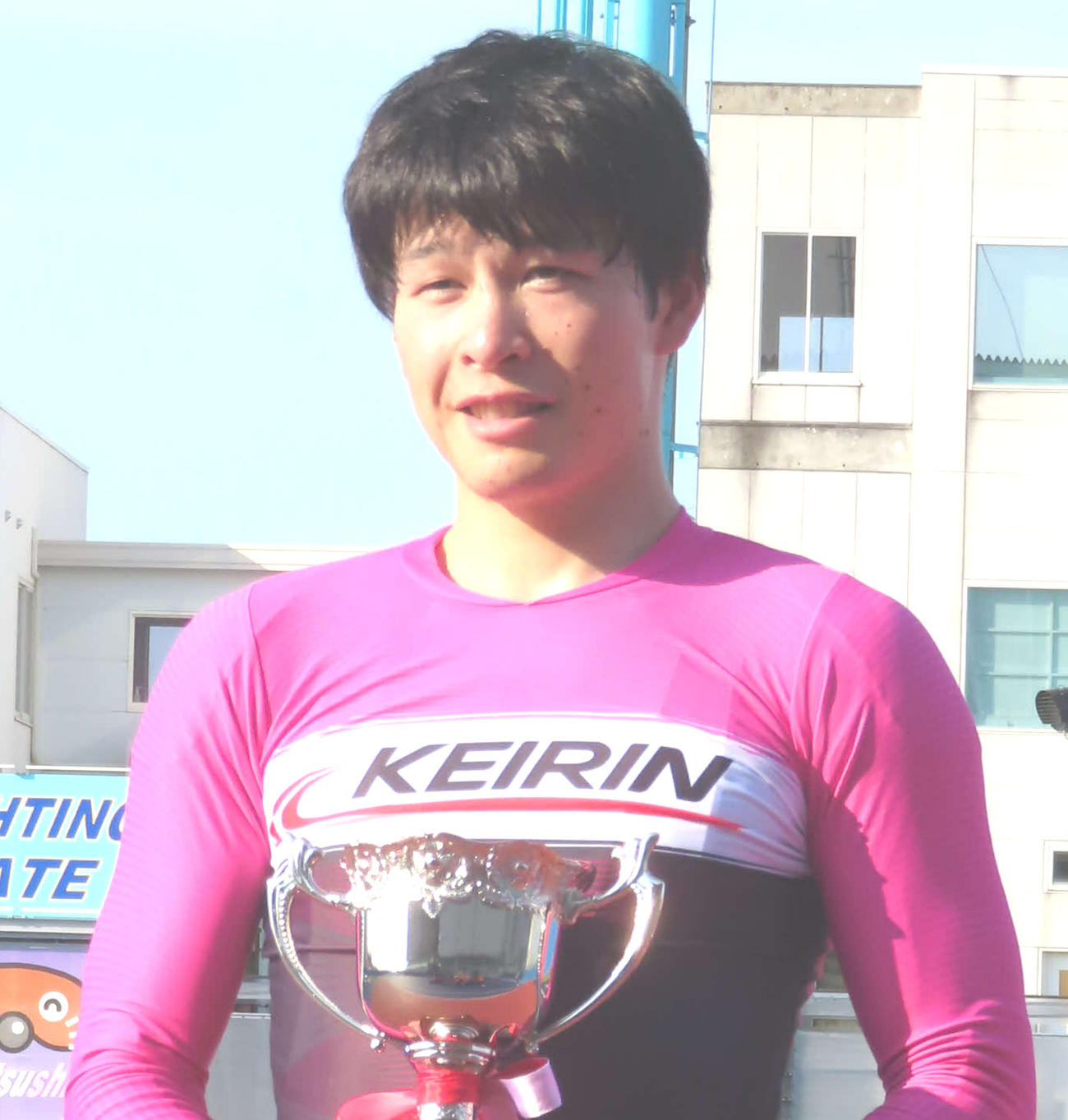 優勝カップを手に笑顔を見せる西田優大