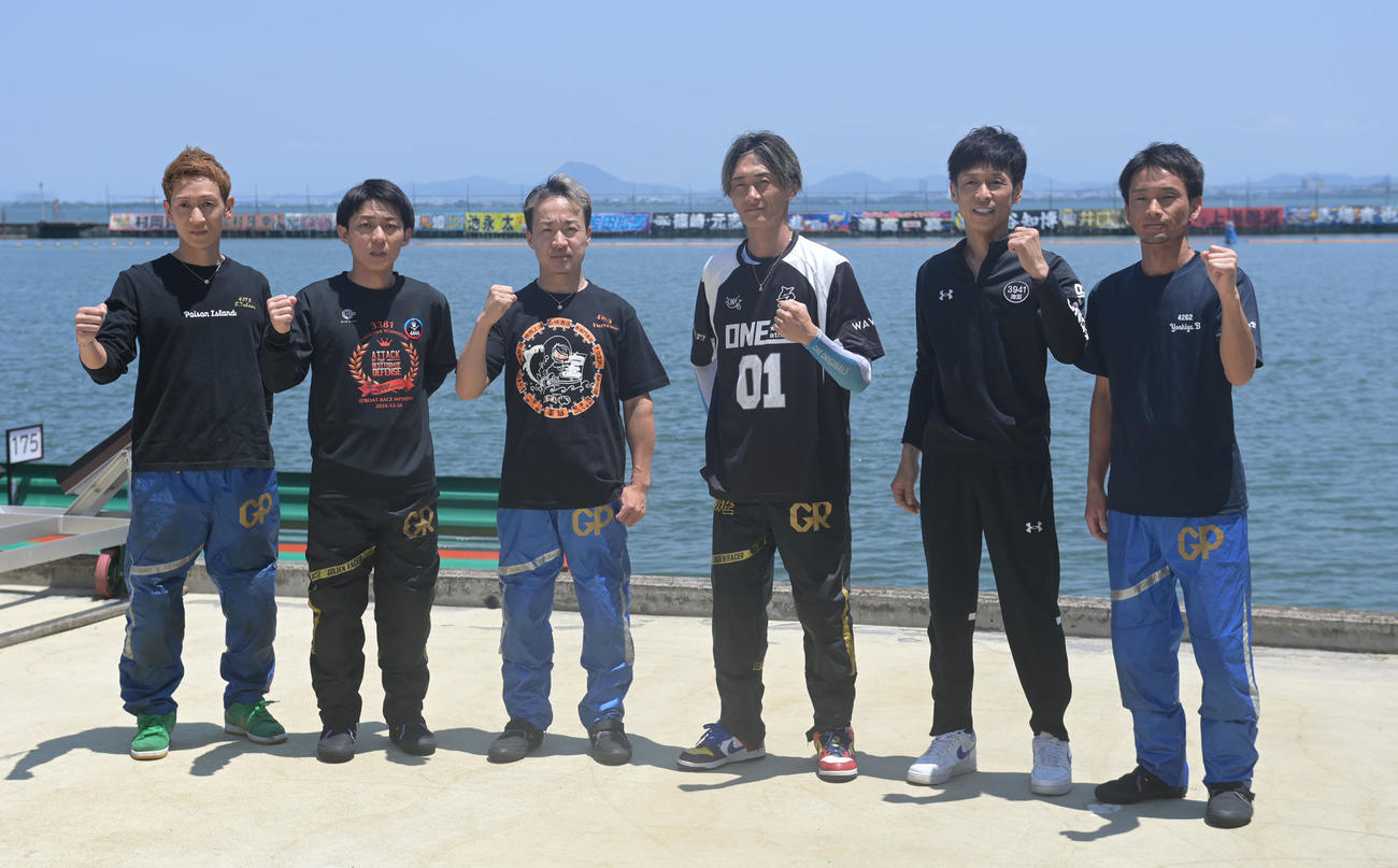 ガッツポーズする初日ドリーム戦に出場する6人、右から馬場貴也、池田浩二、峰竜太、山口剛、桐生順平、佐藤翼（撮影・和賀正仁）