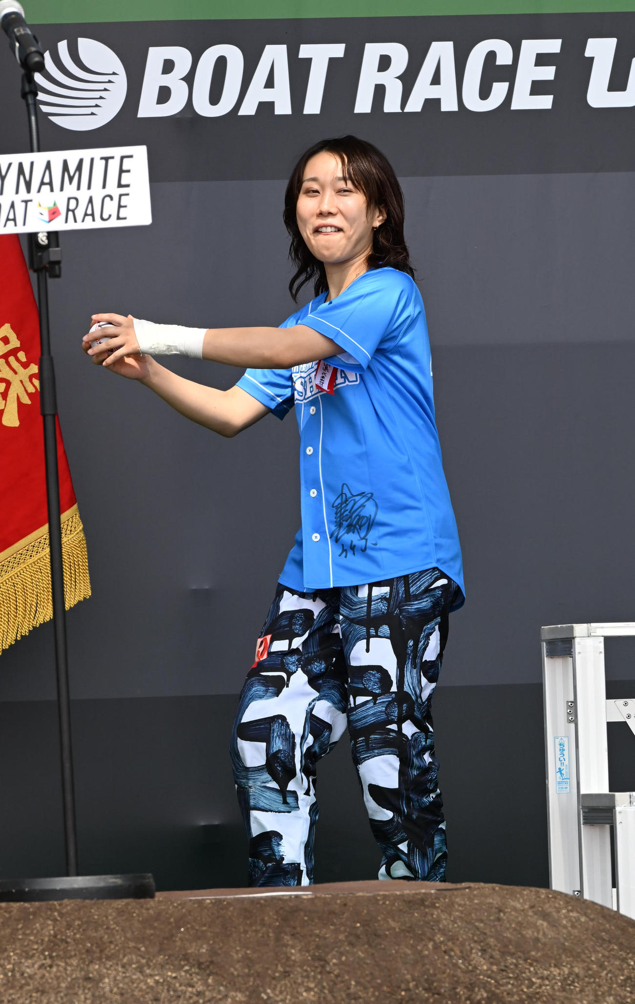 オープニングセレモニーでボールを投げ入れる富山県代表の今井美亜（撮影・和賀正仁）