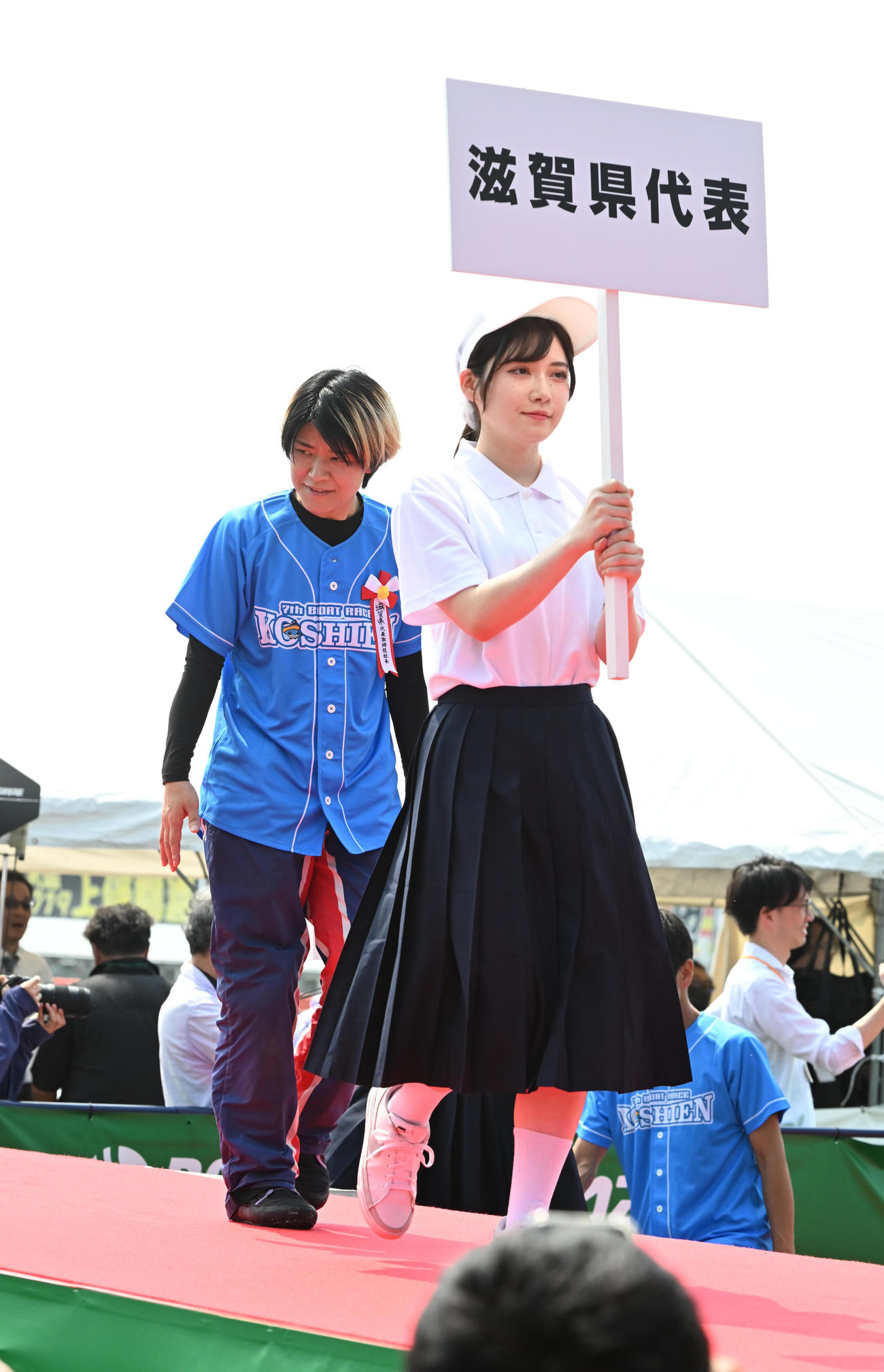 オープニングセレモニーで入場する地元滋賀県代表の遠藤エミ（撮影・和賀正仁）