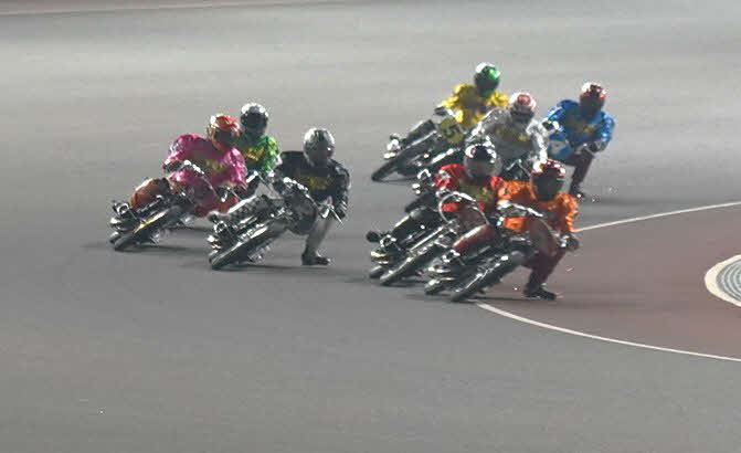 優勝戦の6周1角。先頭に立った7号車の中村雅人。森且行（6号車＝左から2番目）は5着