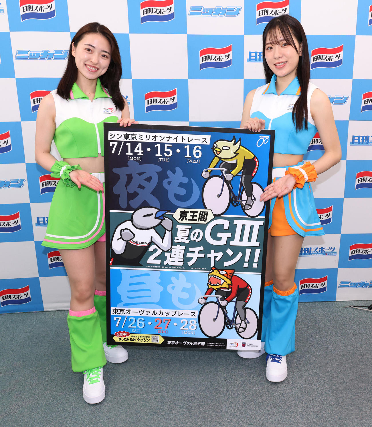 京王閣競輪のPRに訪れたマスコットガールOVAL Angelの石井愛香（左）と村川葵（撮影・中島郁夫）
