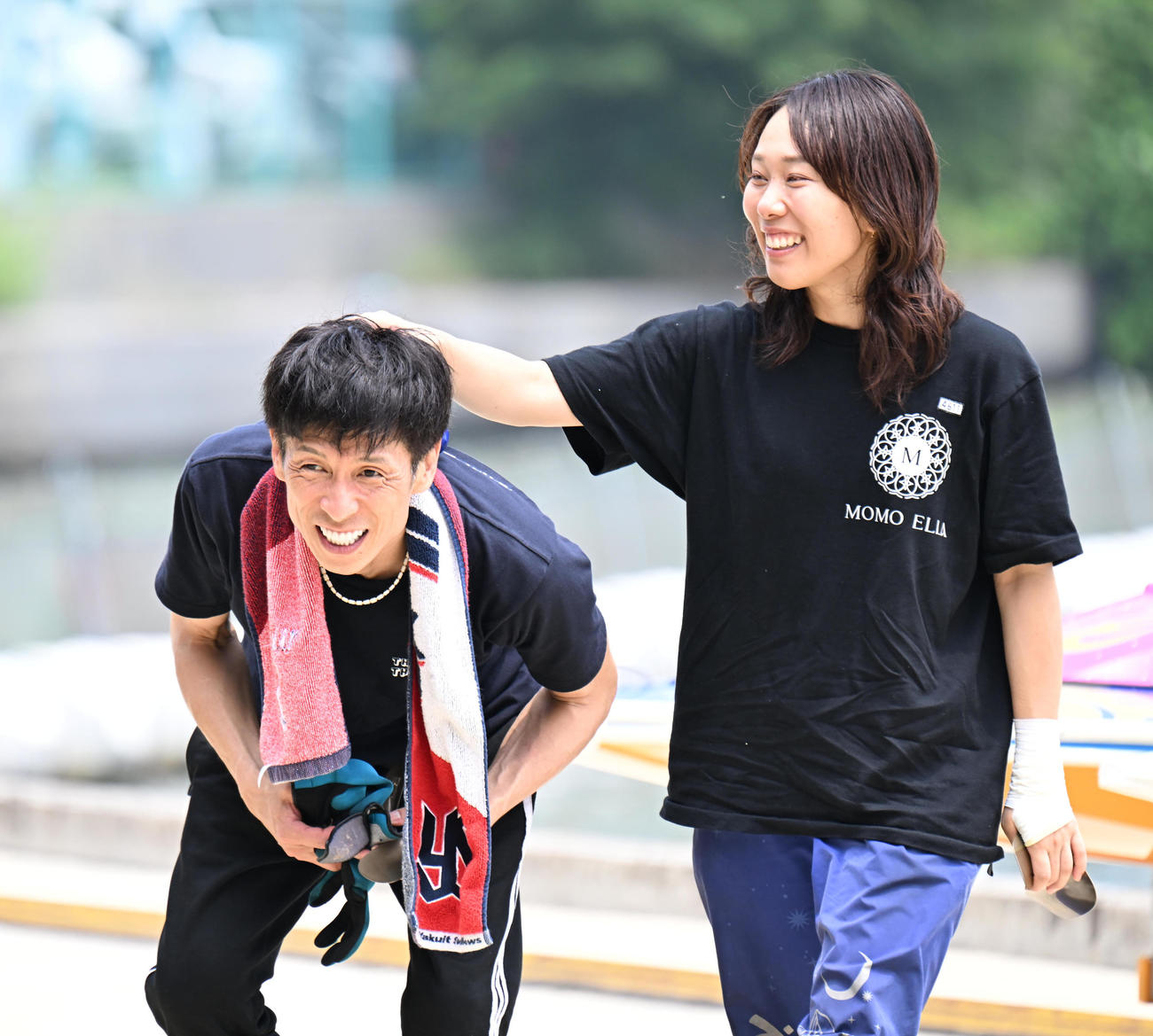 氷嚢を池田浩二（左）の首筋に当て移動する今井美亜（撮影・和賀正仁）