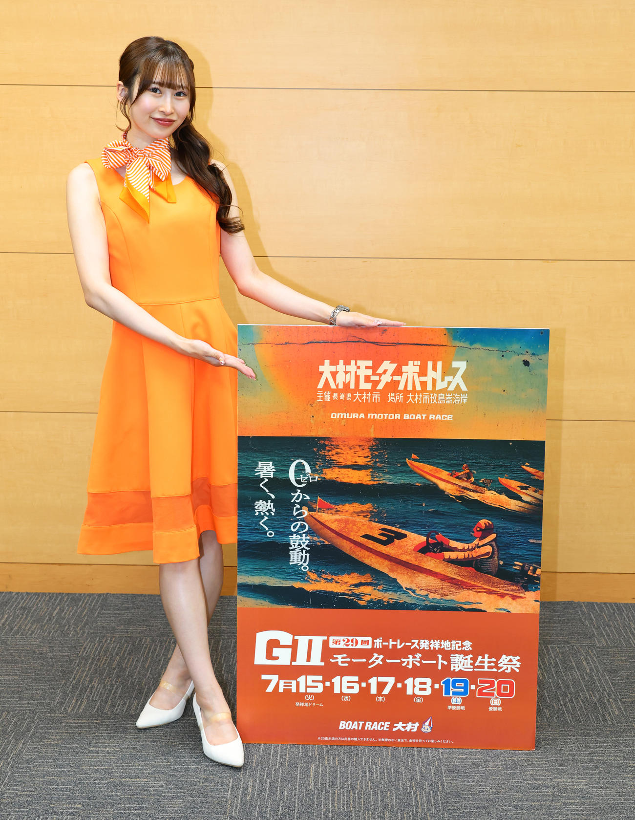 ボートレース大村のPRに日刊スポーツを訪れたキャンペーンレディーの川井栞（撮影・中島郁夫）
