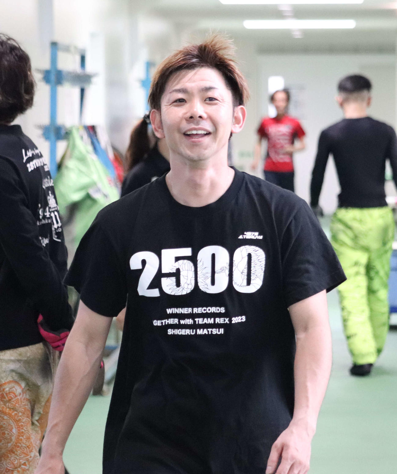 初日連勝の照屋厚仁が満面の笑み