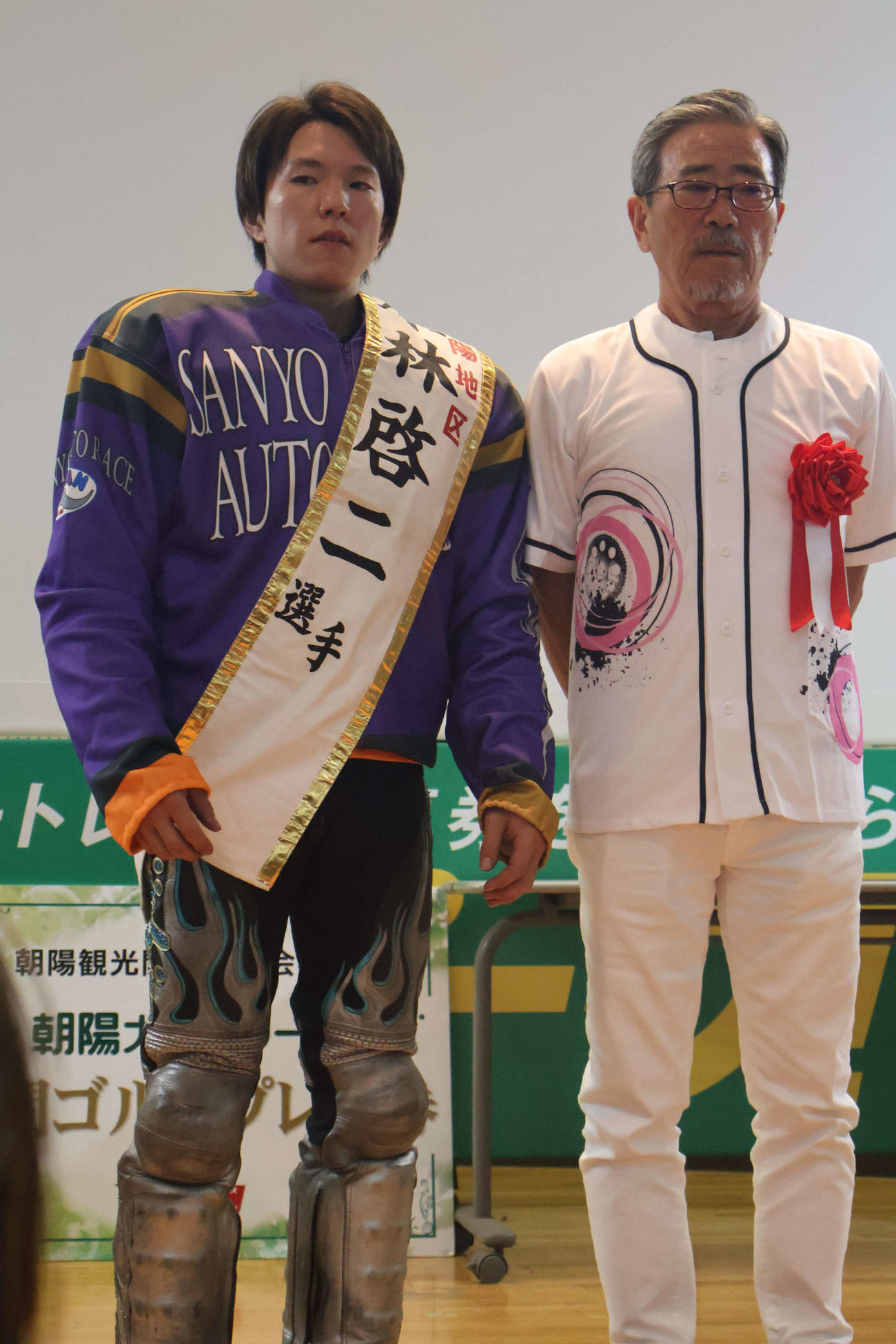 元オートレーサー小林啓二さん（右）と記念撮影をする鈴木圭一郎