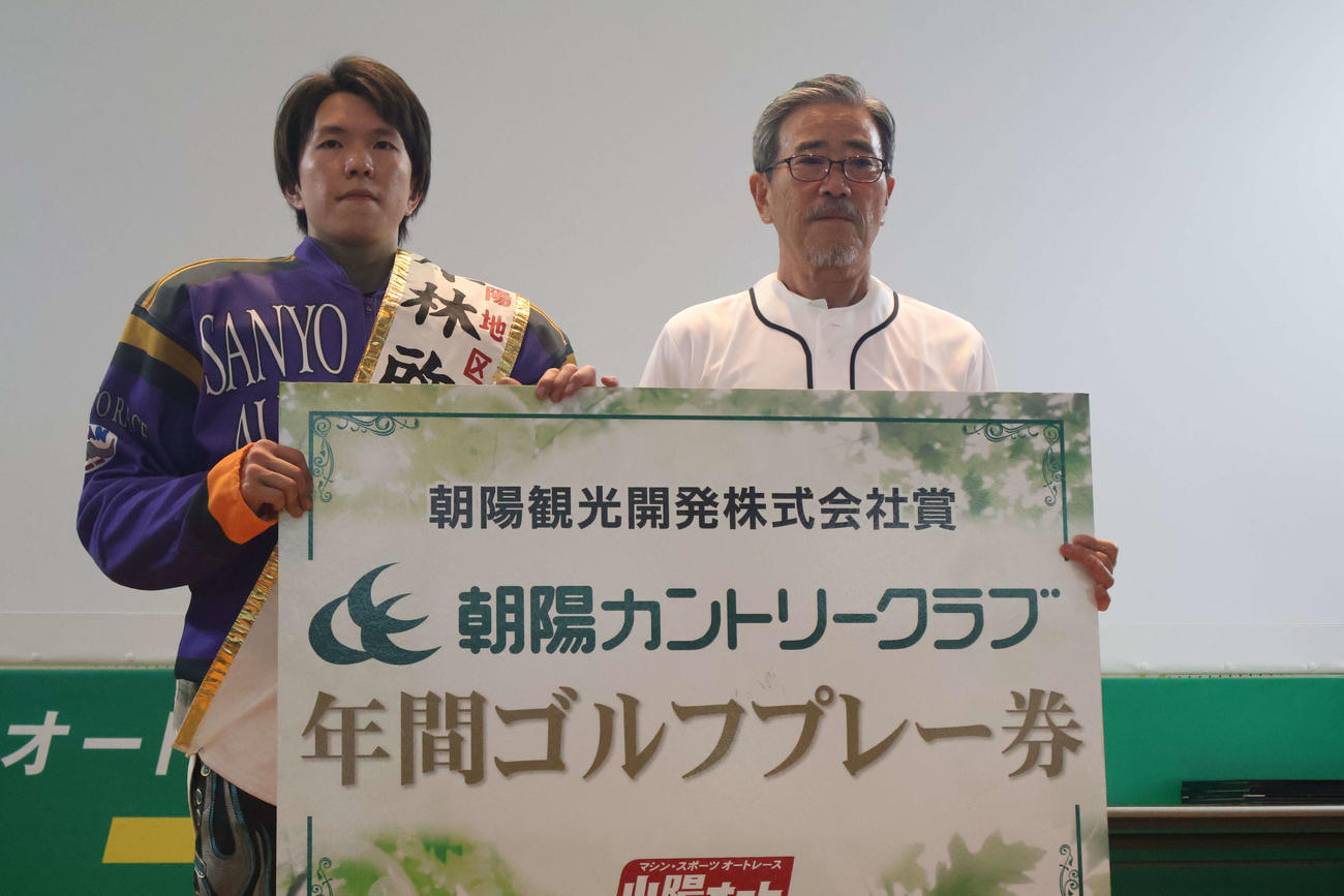 元オートレーサー小林啓二さん（右）と記念撮影をする鈴木圭一郎