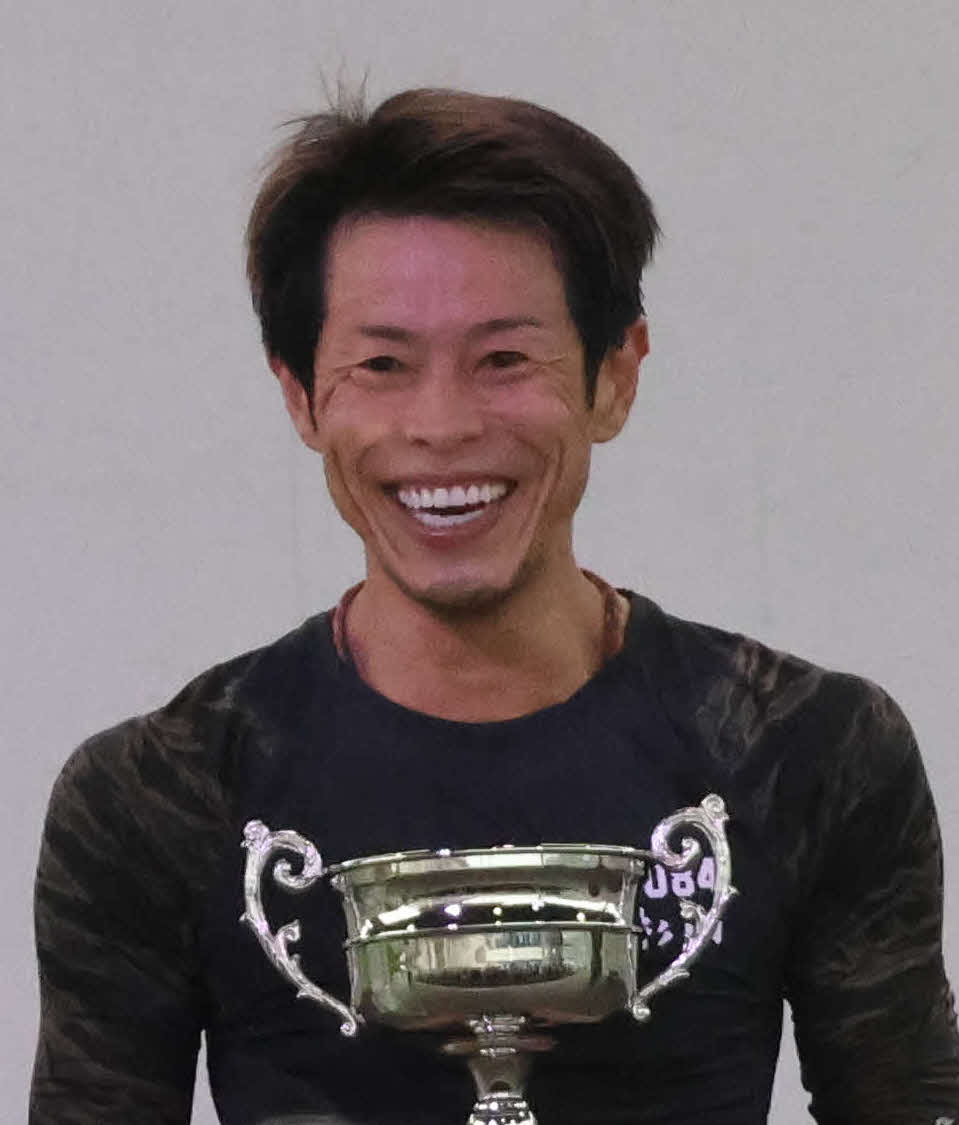 優勝戦は杉山正樹が2場所連続V。優勝カップを手に笑顔を見せた