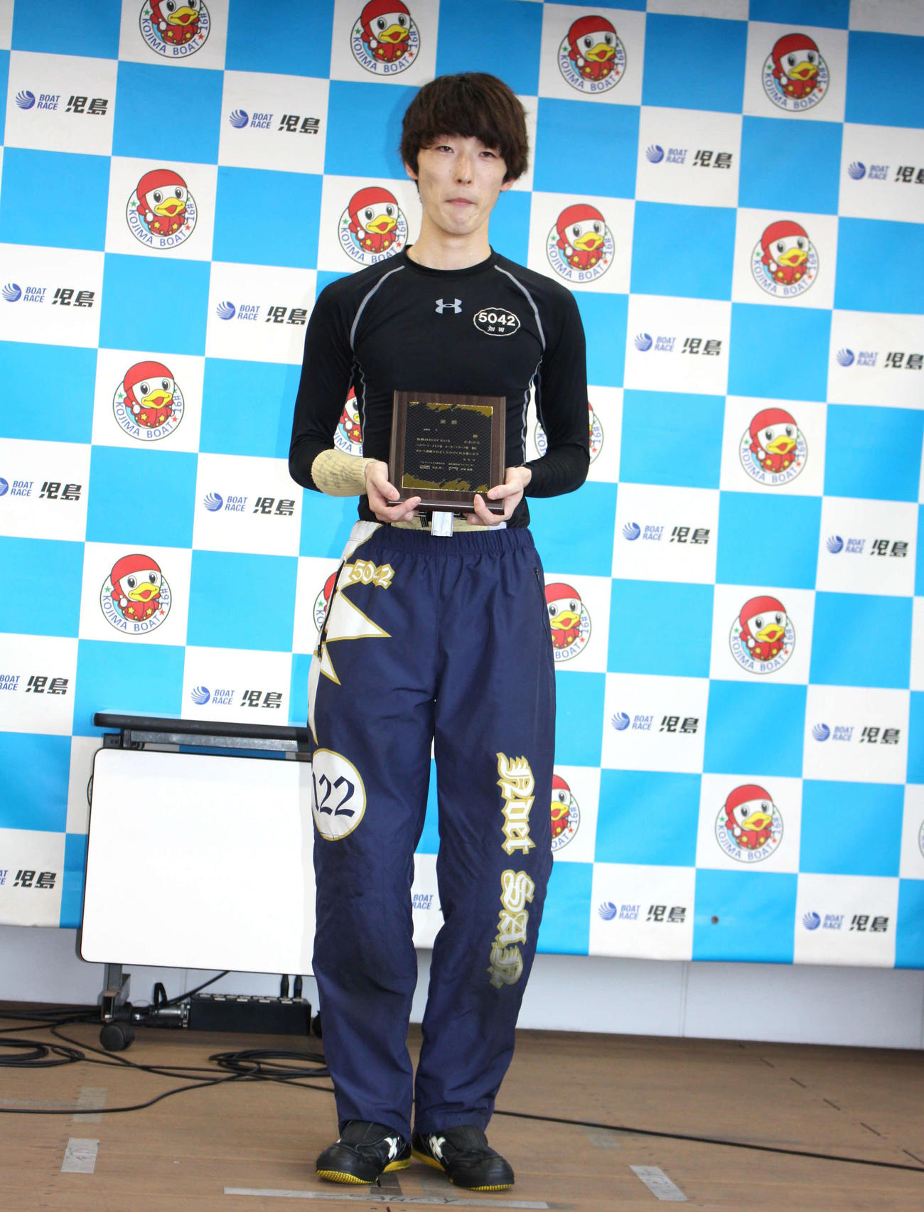 今年2度目の優勝を飾って記念楯を手に笑顔の畑田汰一