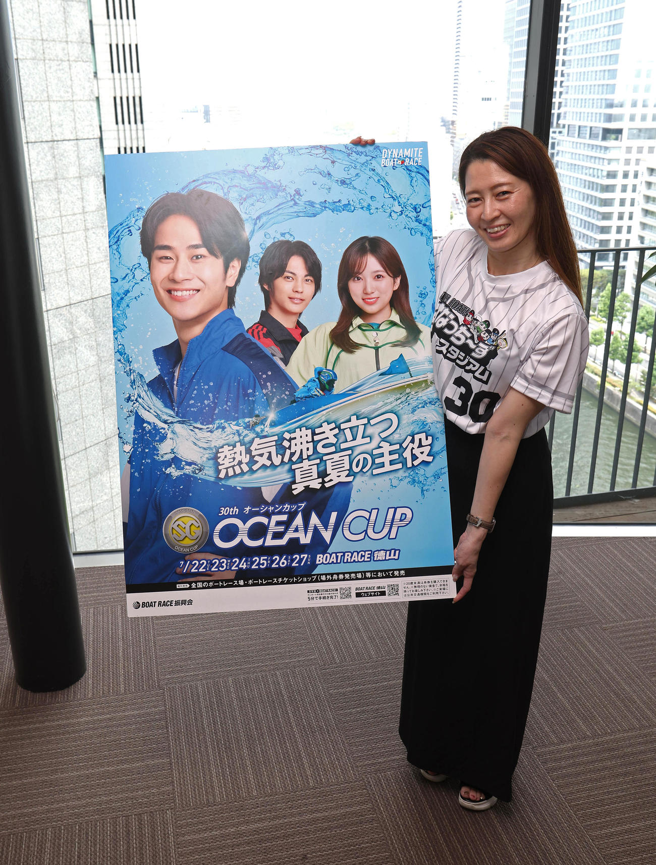 第30回オーシャンカップのPRで来社したBOATRACE徳山公式YouTube「すなっちーず」メンバーで元ボートレーサーの飯田佳江（撮影・白石智彦）