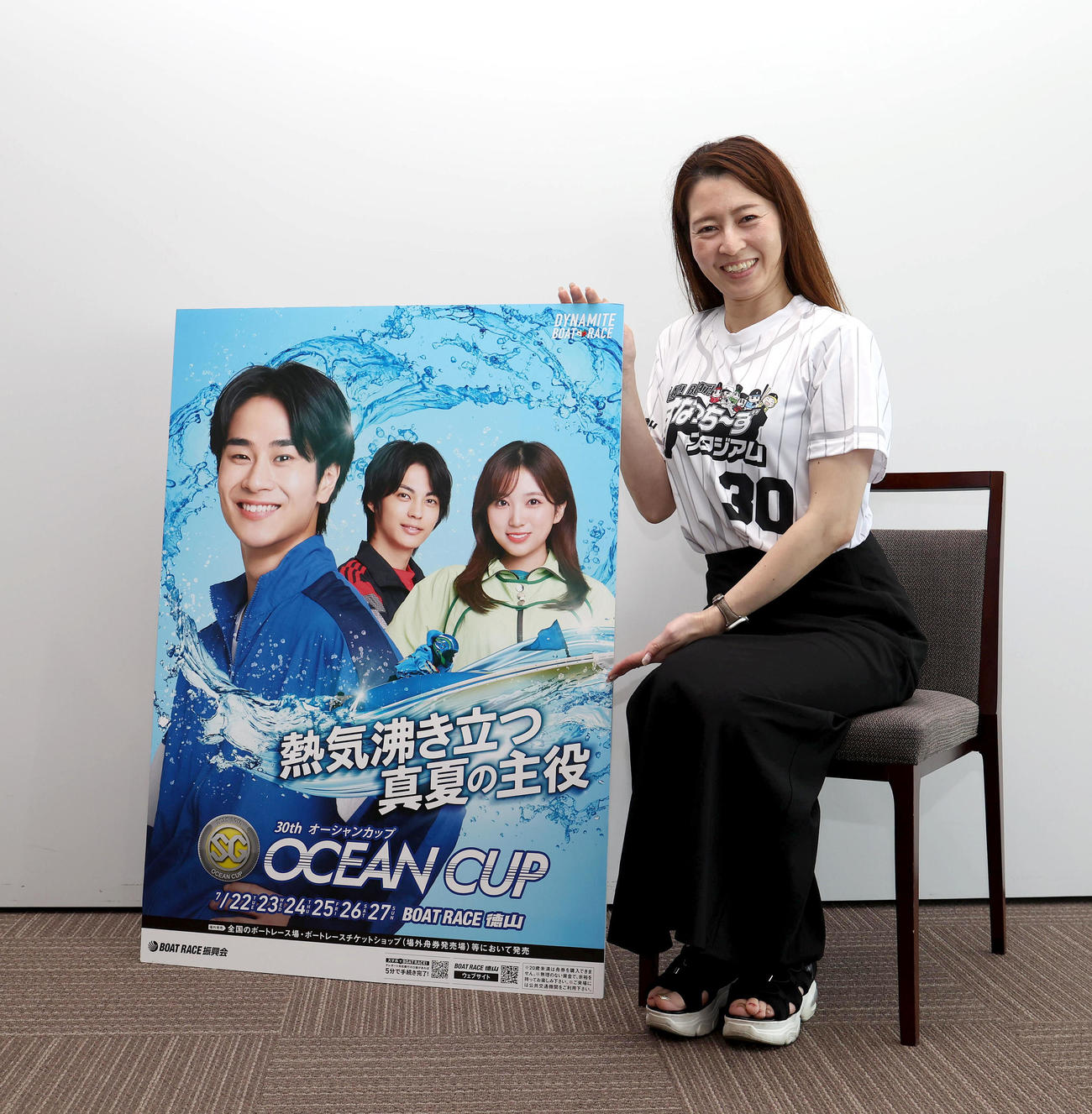 第30回オーシャンカップのPRで来社したBOATRACE徳山公式YouTube「すなっちーず」メンバーで元ボートレーサーの飯田佳江（撮影・白石智彦）