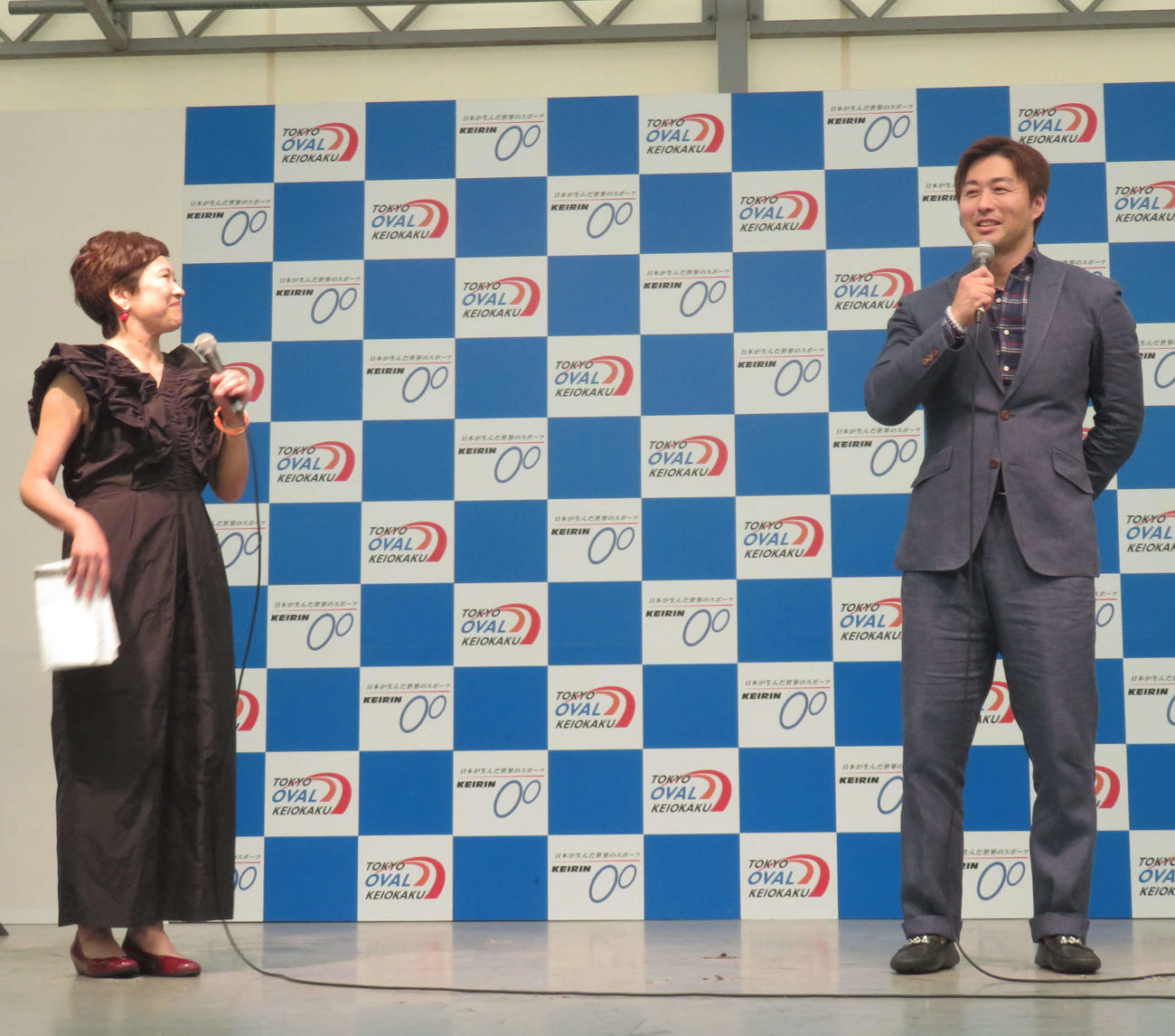 京王閣競輪場でトークショーを行った平原康多氏（（右）撮影・栗田文人）