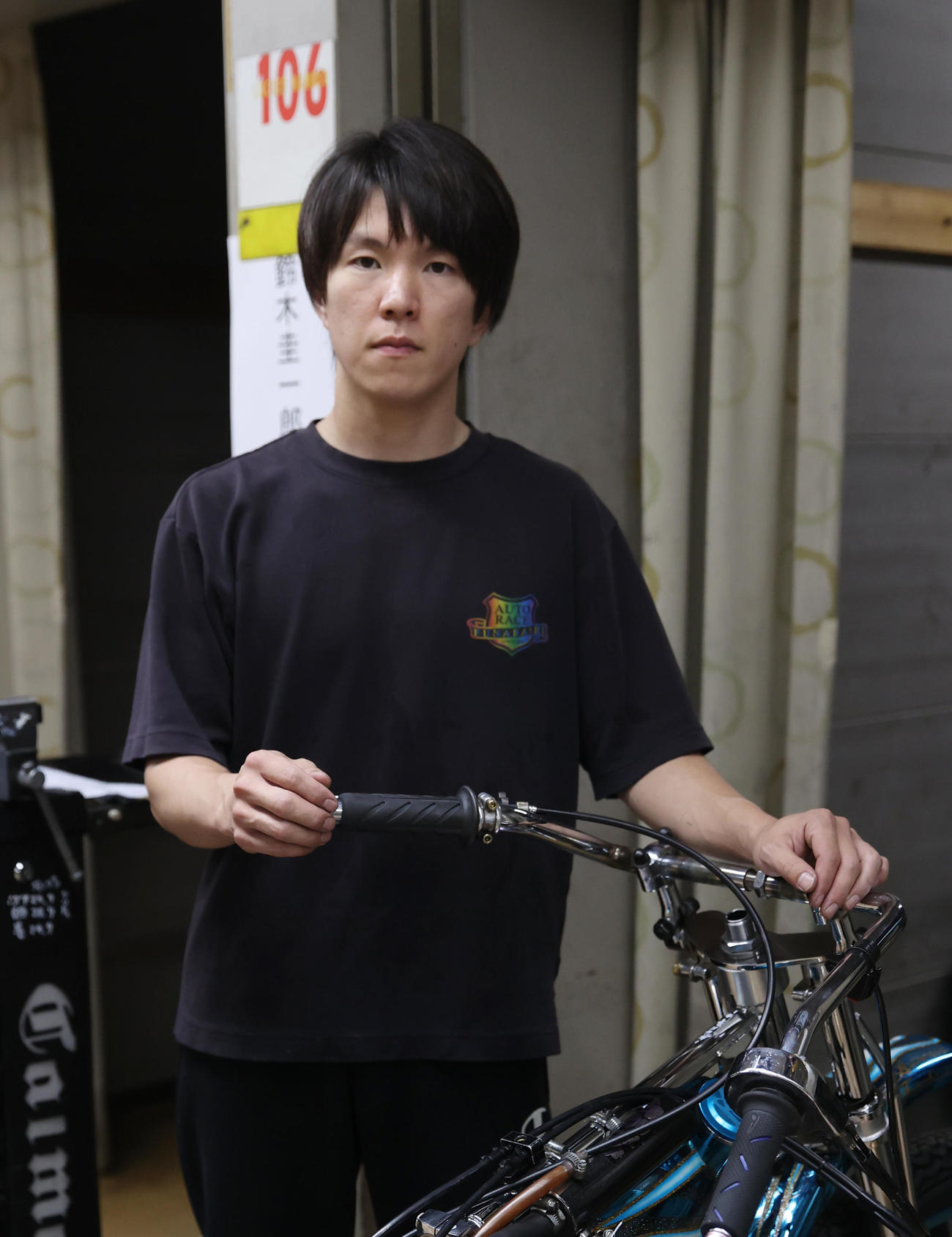 キューポラ杯の前検で撮影に応じる鈴木圭一郎（撮影・柴田隆二）