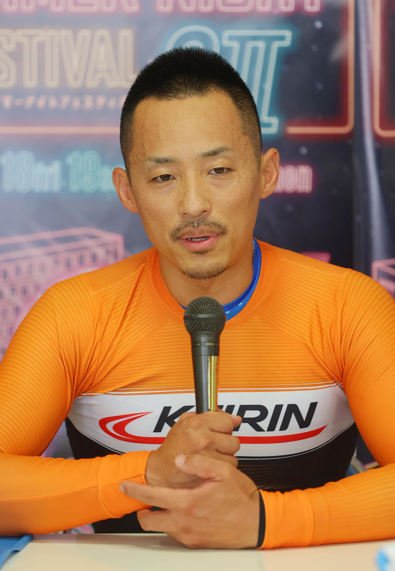 玉野競輪G2サマーナイトフェスティバル・初日　2R、1着の菅田壱道はレースを終えインタビューに答える（撮影・上山淳一）＝2025年7月17日、岡山県玉野市玉野競輪場（チャリロトバンク玉野）