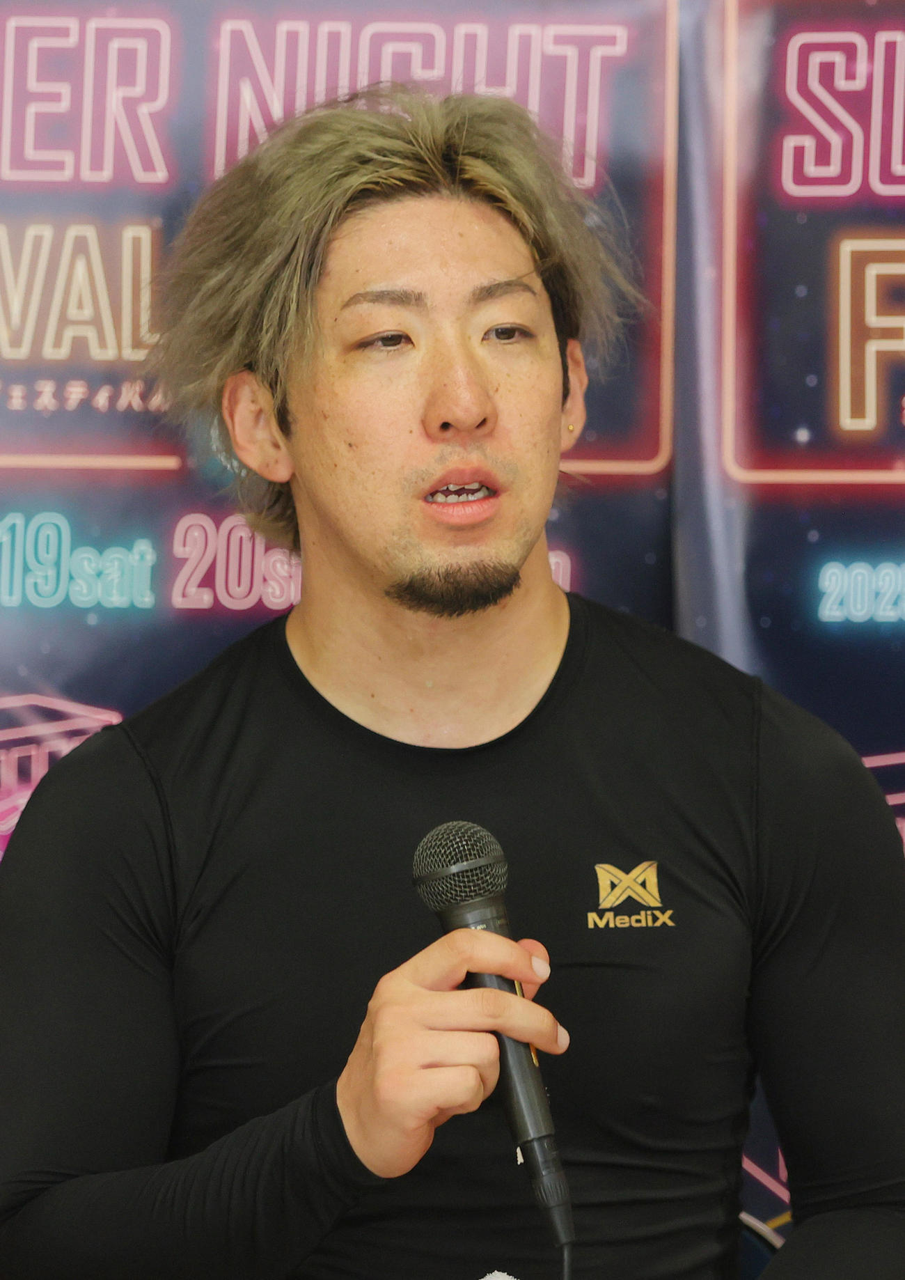 初日3R、3着の川口公太朗はレースを終えインタビューに答える（撮影・上山淳一）