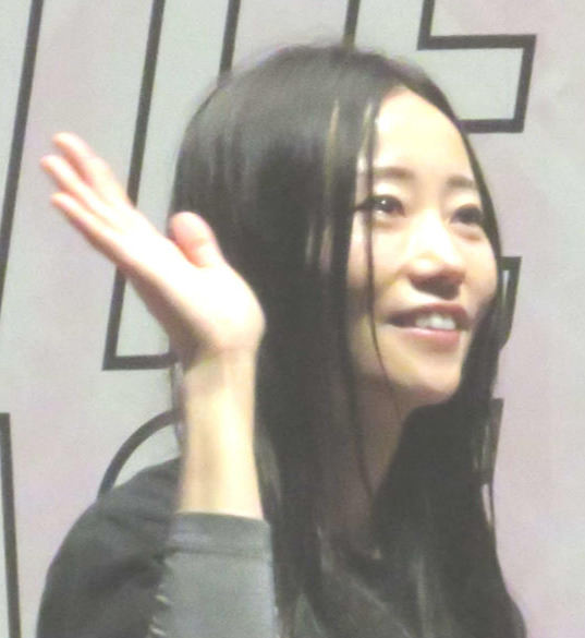 開会式でファンに手を振る浜田亜理沙