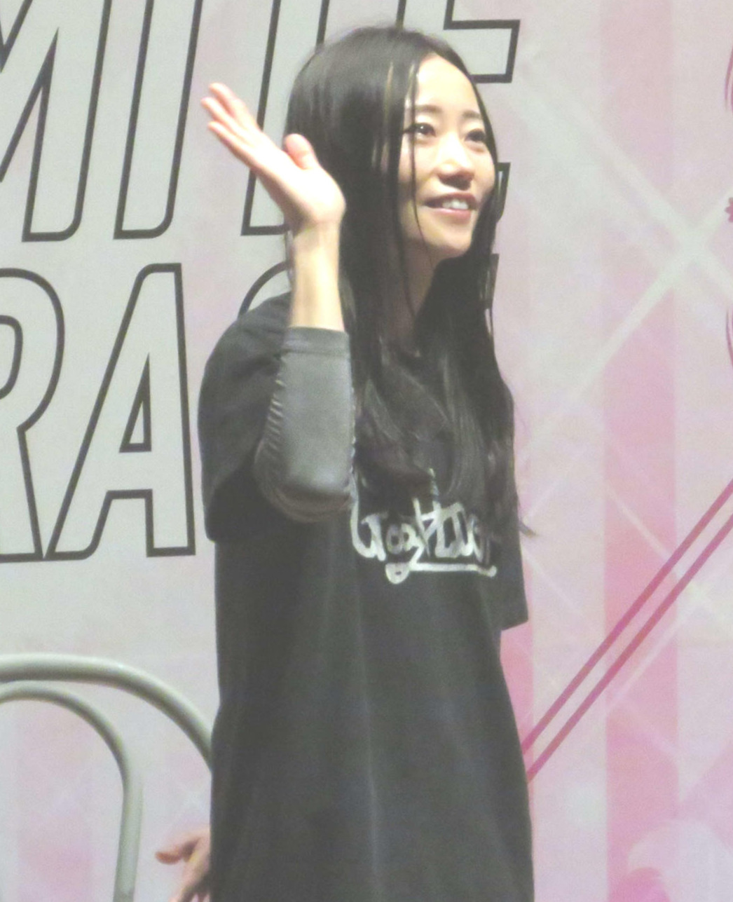 開会式でファンに手を振る浜田亜理沙