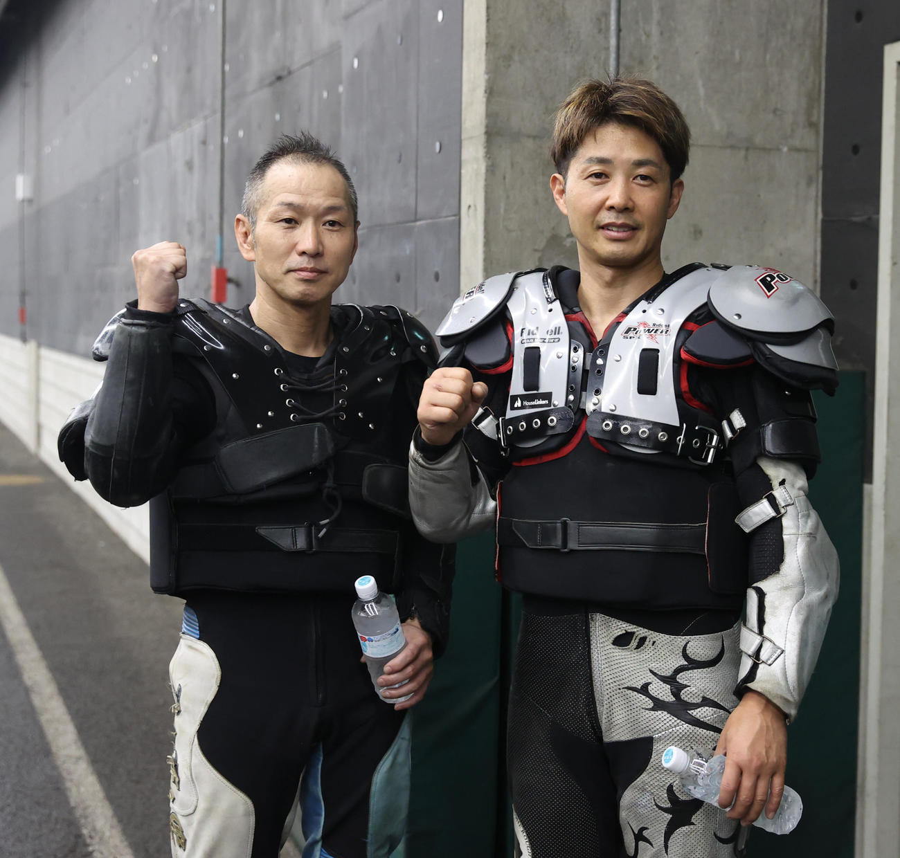 準決勝戦9Rで1着の西原智昭（左）と2着の金子大輔はガッツポーズする（撮影・柴田隆二）