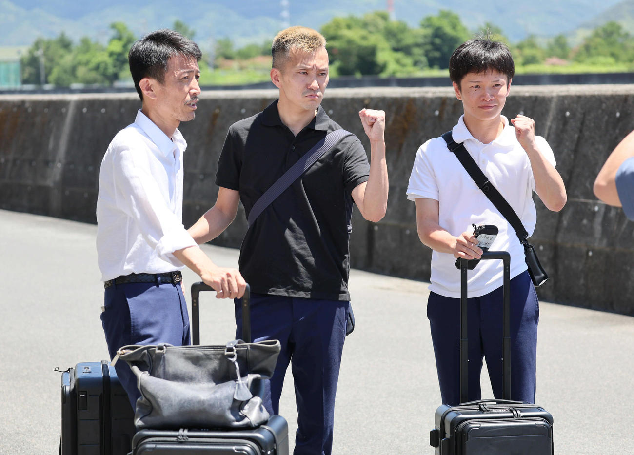 レース場入りを前に「頑張れ白井英治！」と意気込み？を語る、左から森高一真、西山貴浩、仲谷颯仁（撮影・宮崎幸一)
