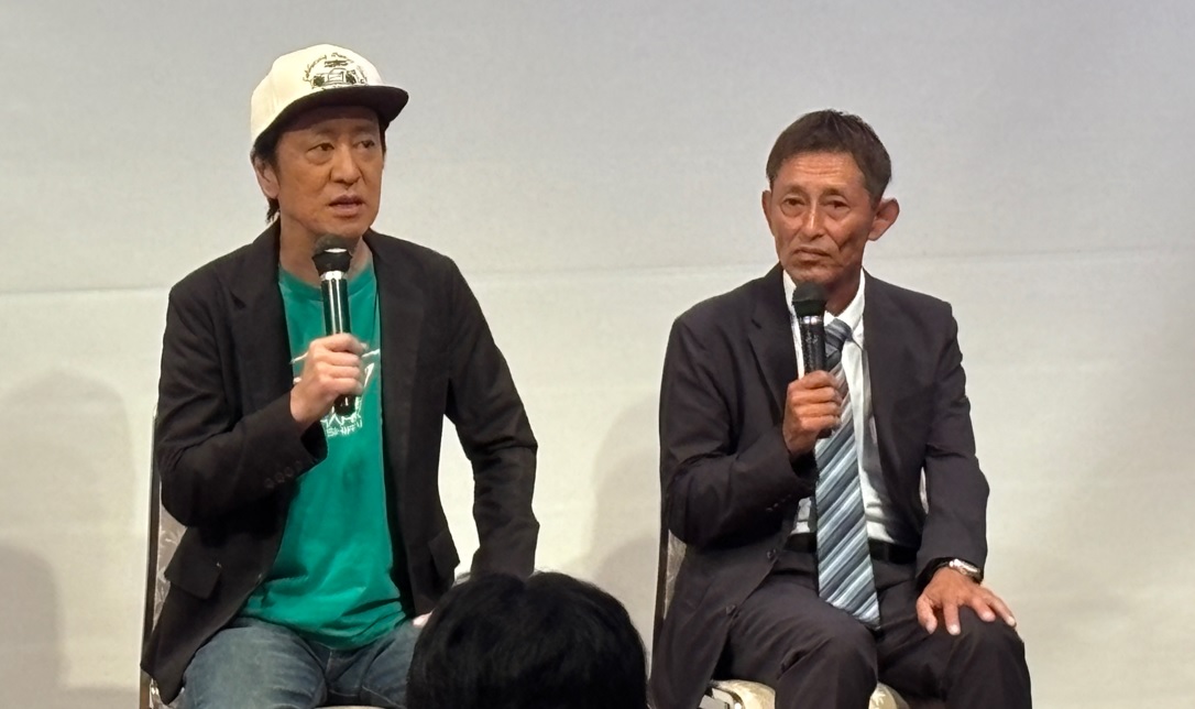 トークショーに出演した今村豊さん（右）とブラックマヨネーズ吉田敬