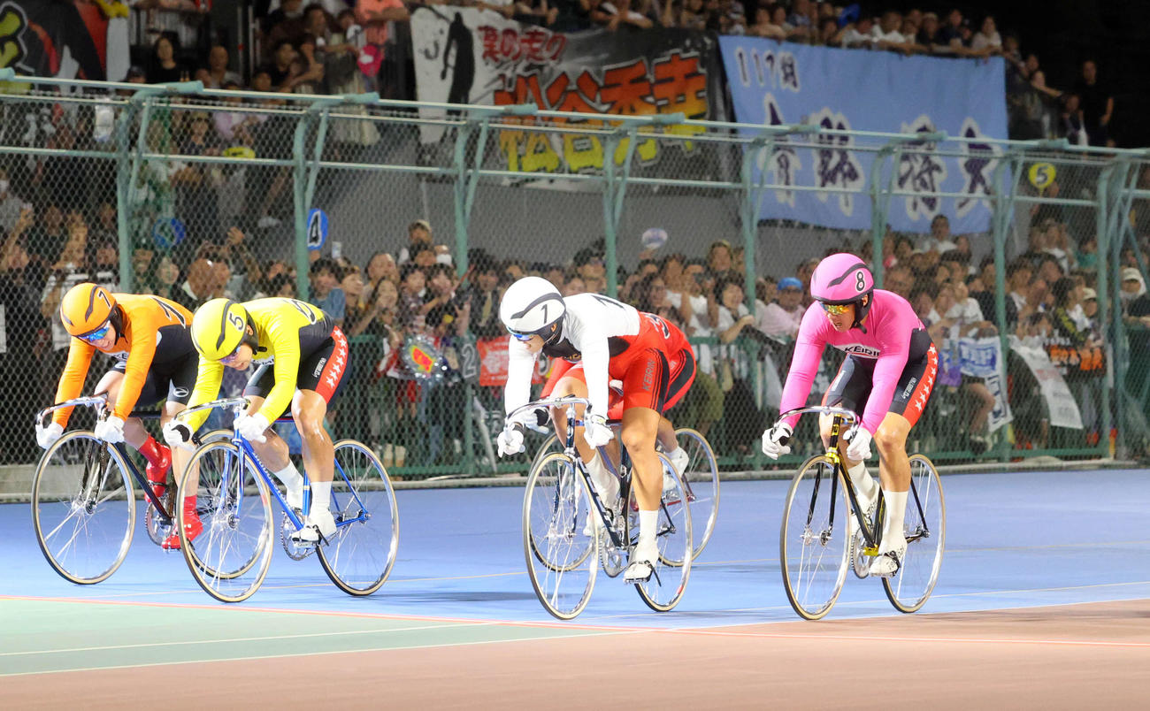12R・S級決勝、1着でゴールする（1）真杉匠、2着（5）吉田拓矢、3着（8）松谷秀幸（撮影・上山淳一）