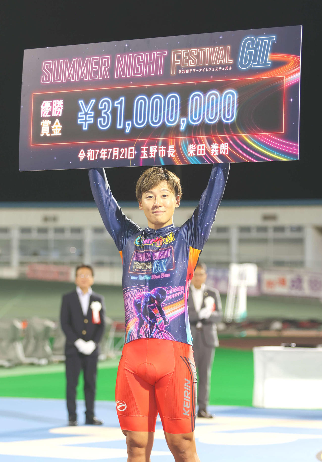 大会連覇を果たし賞金ボードを掲げる真杉匠