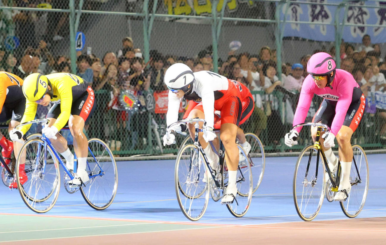 決勝を1着でゴールする（1）真杉匠、2着（5）吉田拓矢、3着（8）松谷秀幸