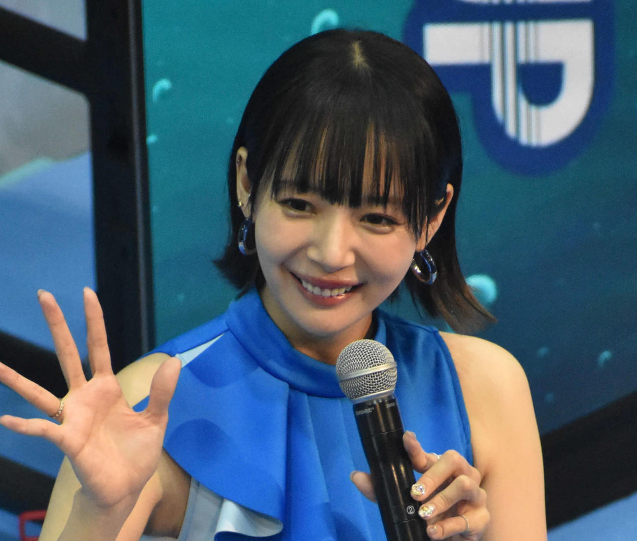 岡田紗佳が大勢のファンに手を振って声援に応えた