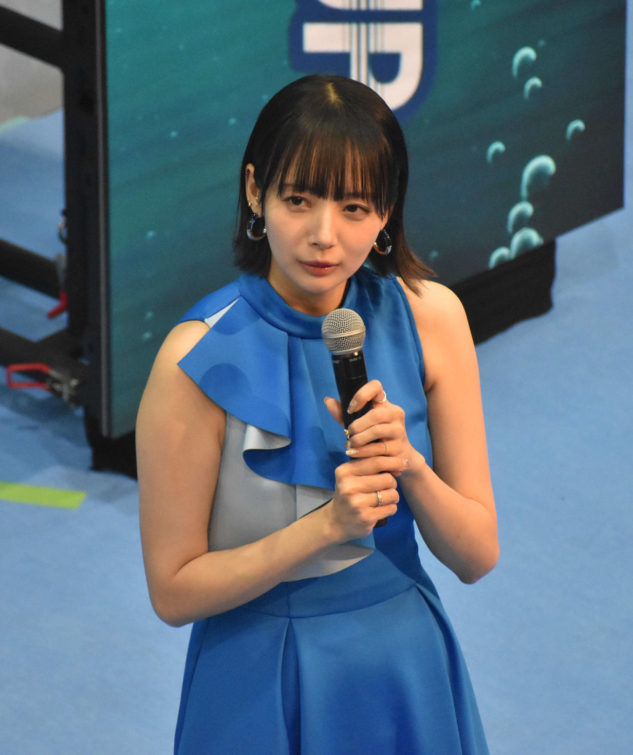 岡田紗佳が第6R発売中にトークショーを行った
