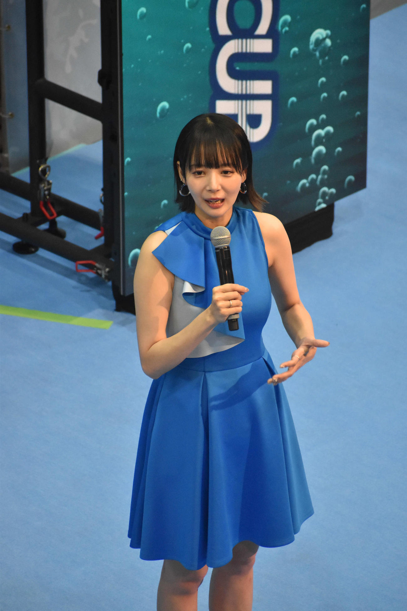 岡田紗佳がブルーのワンピースを着て登場した