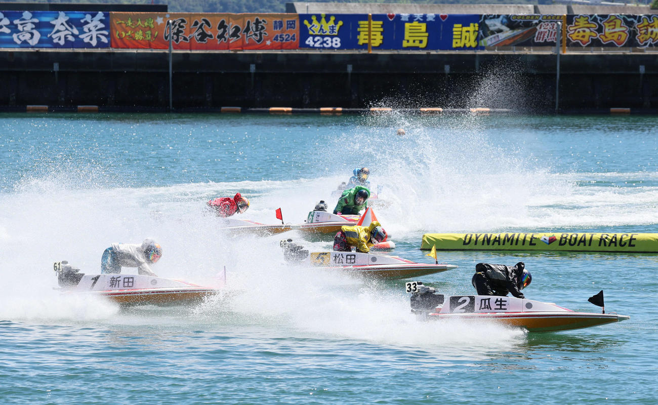 8R1周目2Mを先頭で回る瓜生正義（右）（撮影・宮崎幸一)