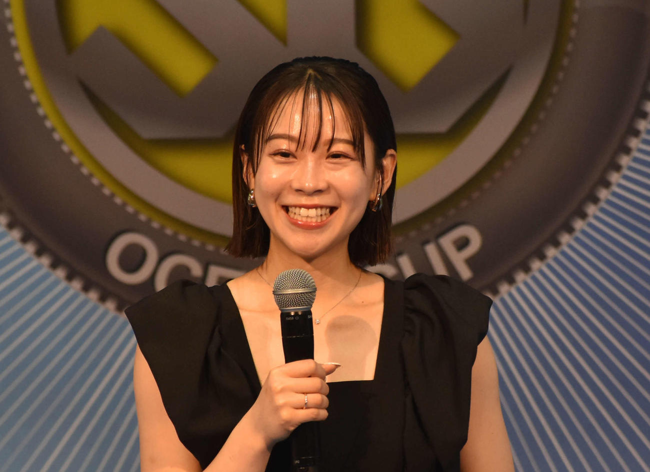 野田なづきが笑顔でファンの声援に応えた