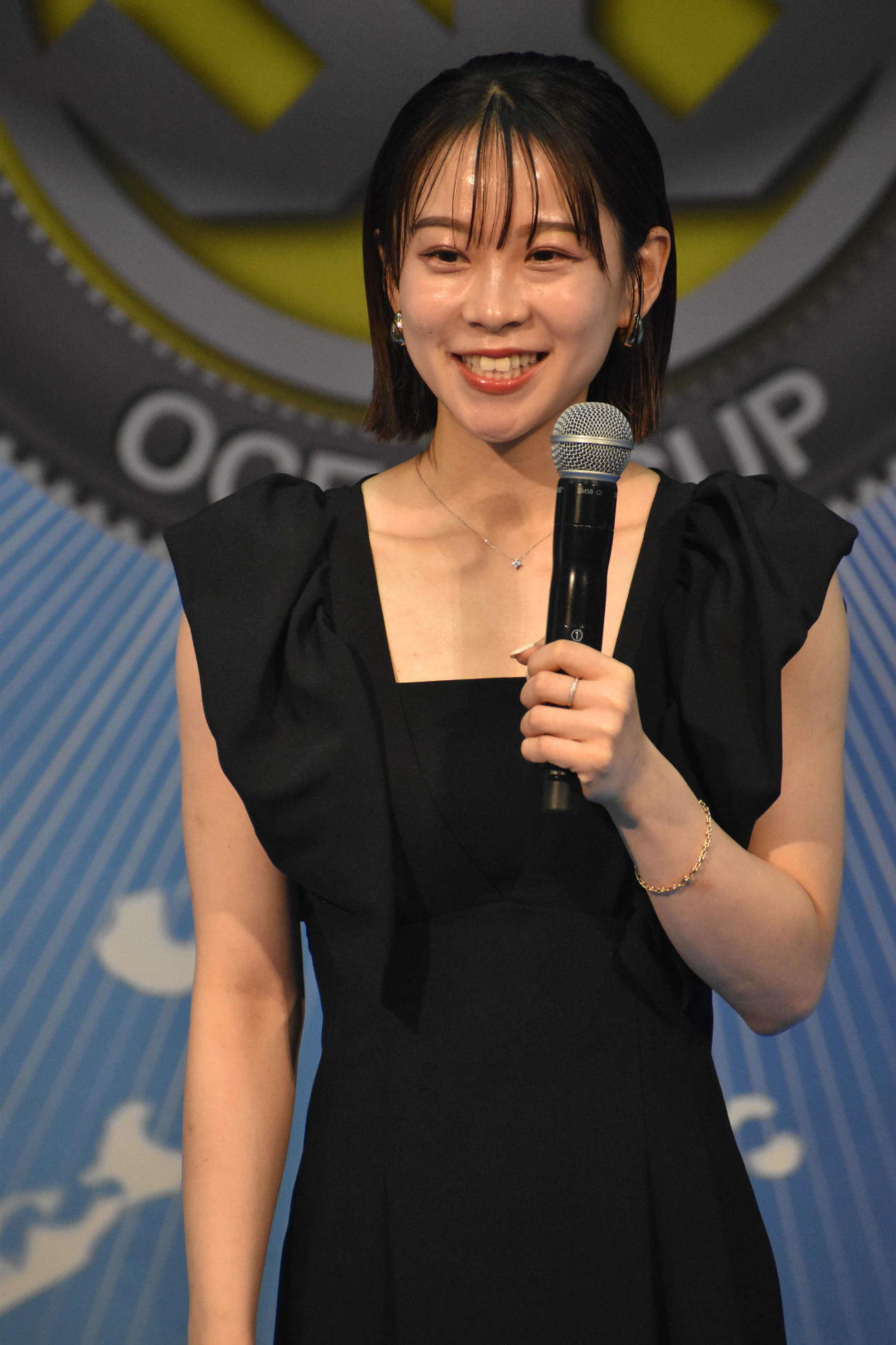 野田なづきが大勢のファンを前に笑顔で応えた